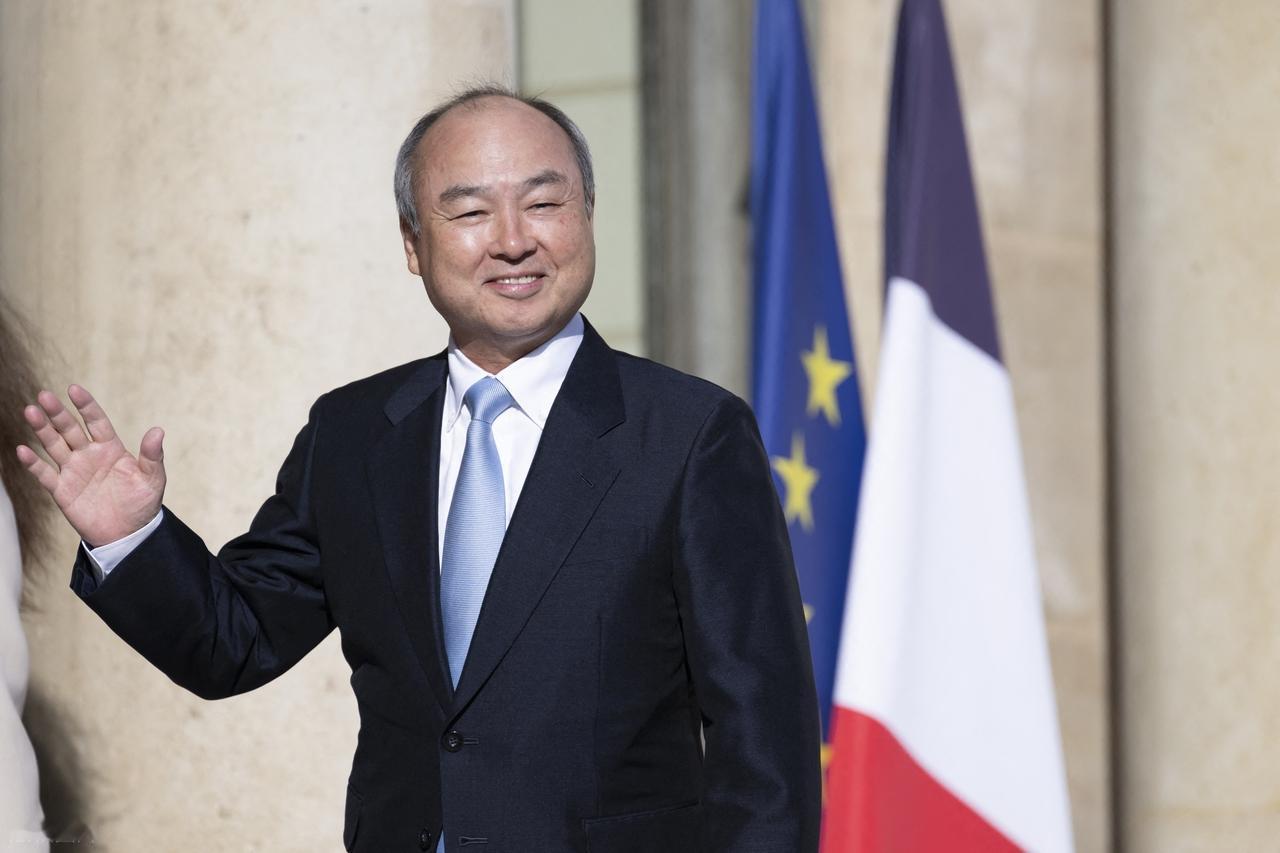 一家数据中心公司，楼还没盖好一座，电还没送出去一度，张嘴就要按 500 亿美元的
