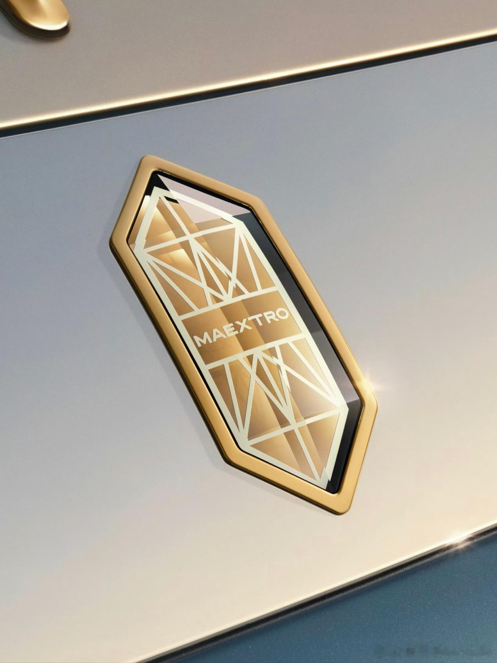 尊界S800 Grand Design典藏大观的车标有点说法。具备光切视觉，还要