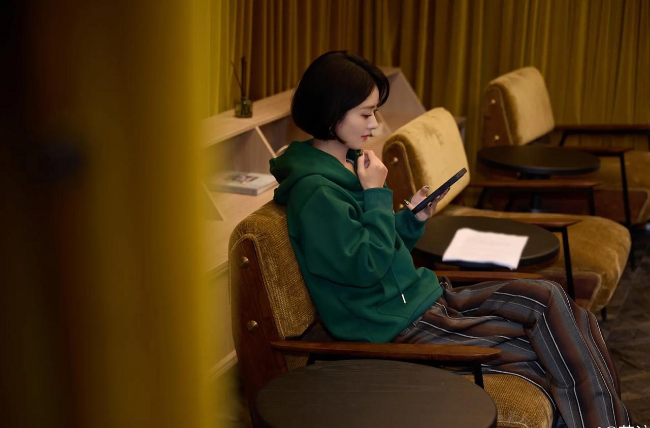 #赵丽颖美甲上写了乔妍的心事#  赵丽颖美甲上居然写了“乔妍的心事”，真地会被这