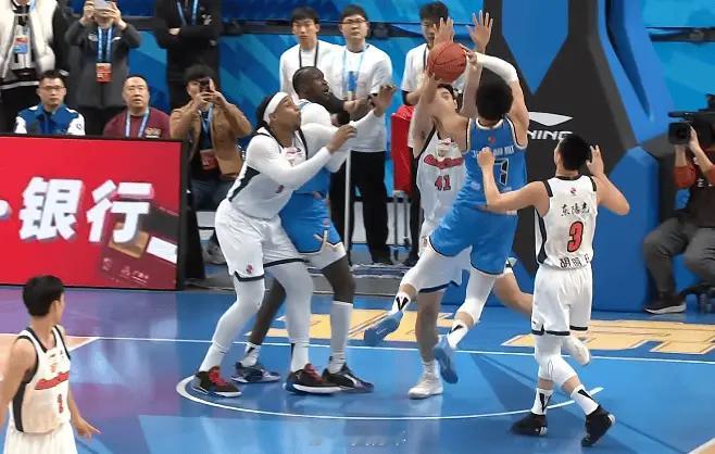 广东上半场以31比57落后北京26分，应该也算是意料之中的事情。连续的客场征程很