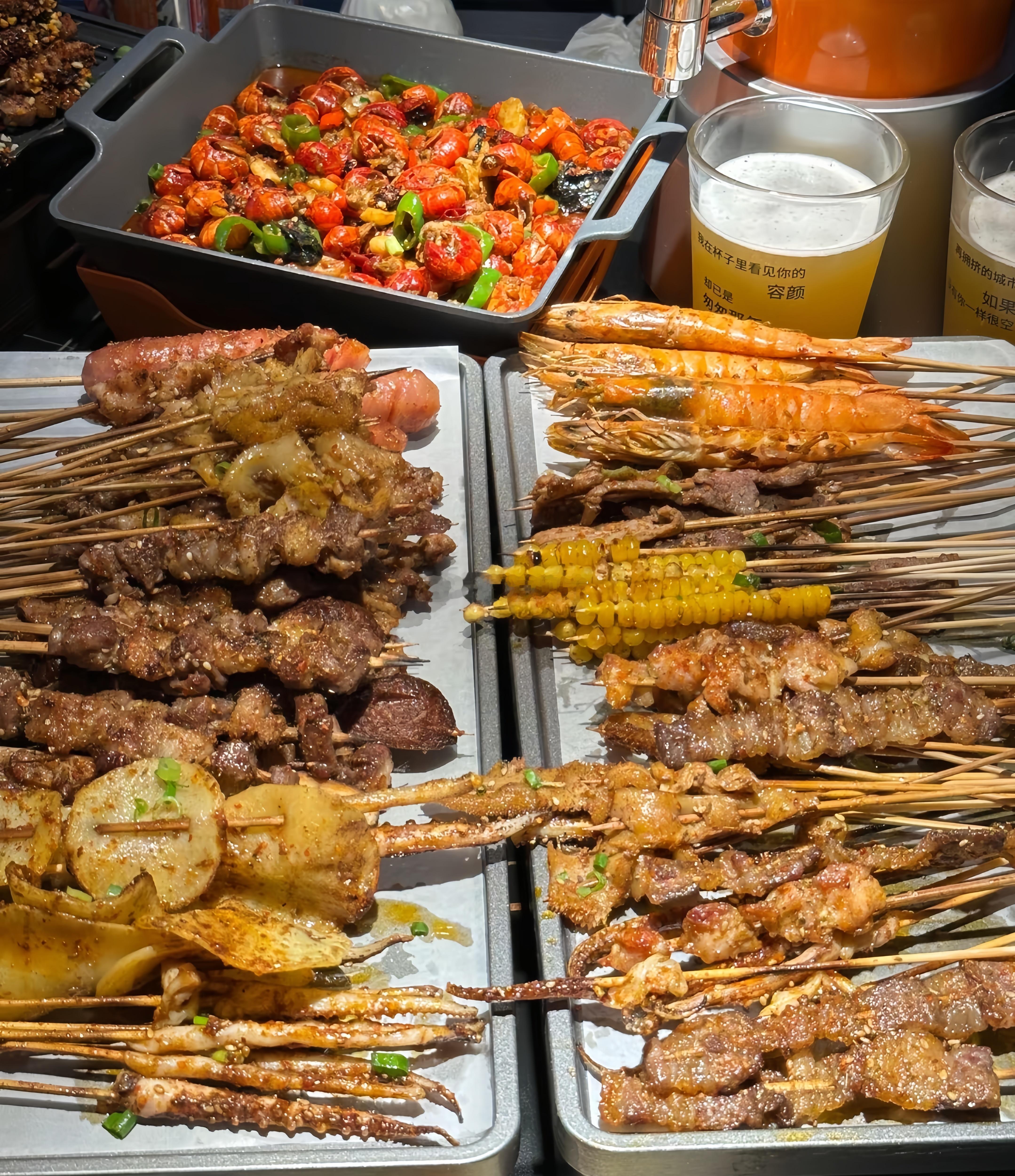 两个爱吃的人在一起，那感觉就像每天都在开启美食盲盒。我俩第一次约会，选的根本不是