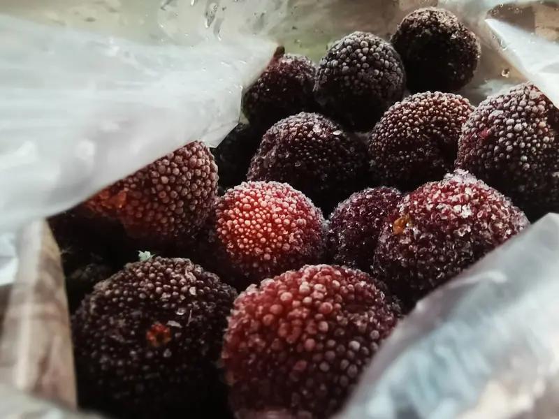 去年冻的杨梅能不能吃，得看具体情况。杨梅保质期一般4个月左右，到第4个月营养就大