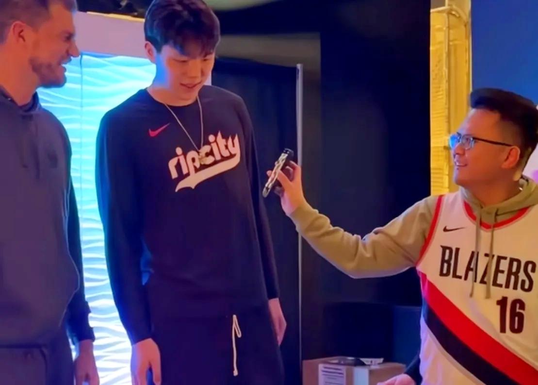 看到杨瀚森的粉丝数，斯普利特直接傻眼了

在开拓者举行的球迷见面会活动中，一名杨