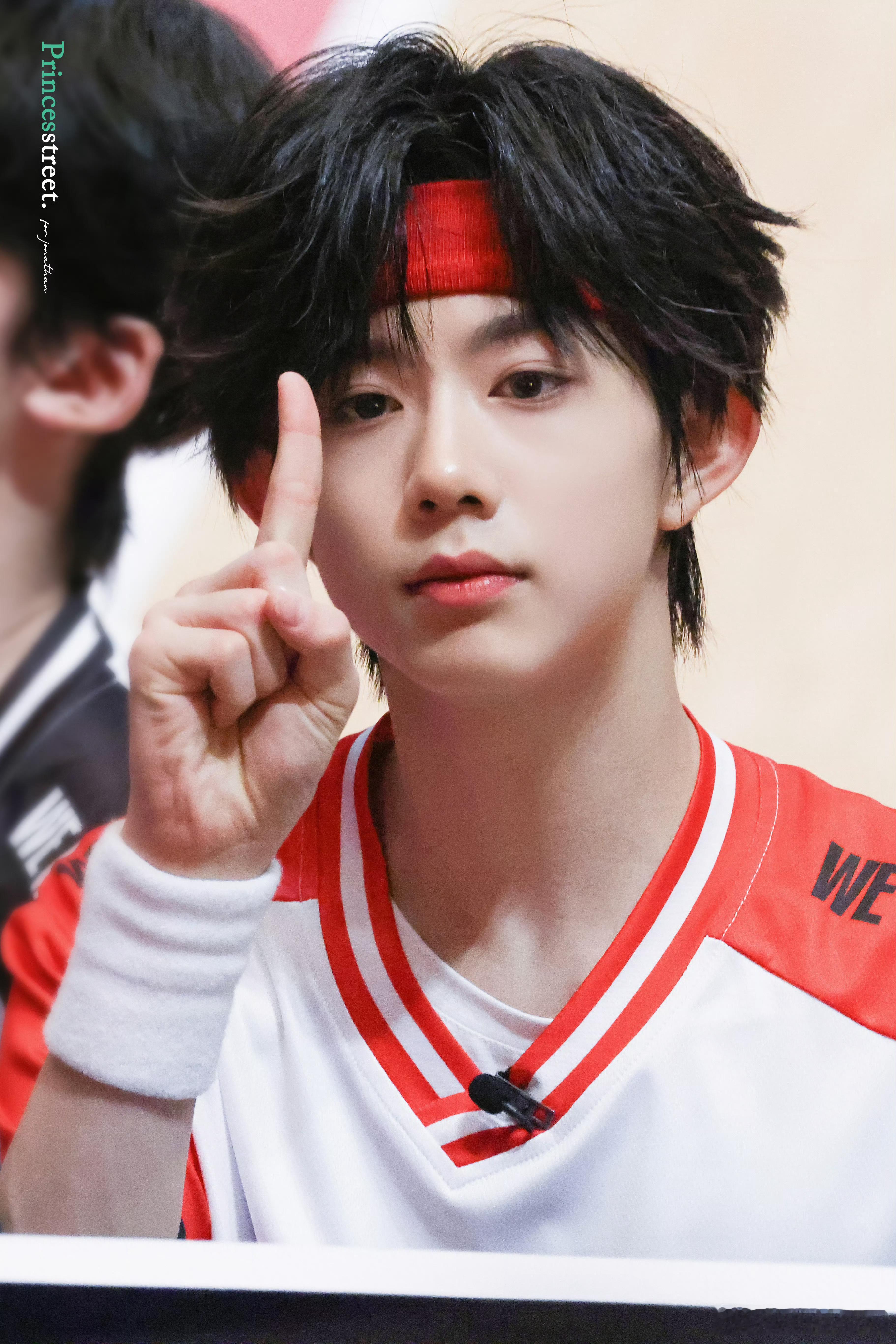 陈奕恒参加运动会时在篮球方面的表现非常出色，完全是天选主角！天选周扬❗ 陈奕恒周