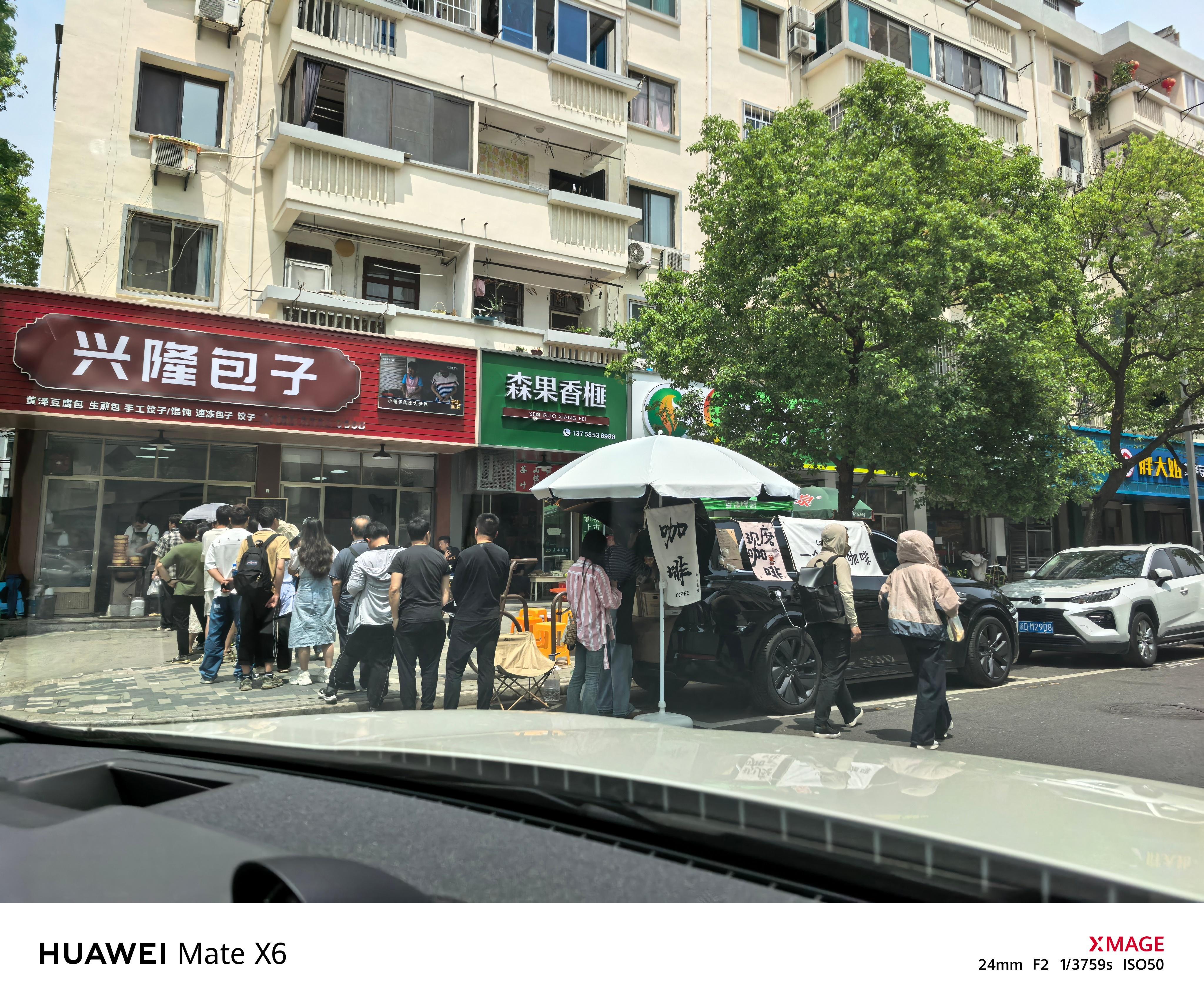这理想车主太有生意头脑了在排大队的网红店门口卖咖啡外放电的完美使用场景[666]