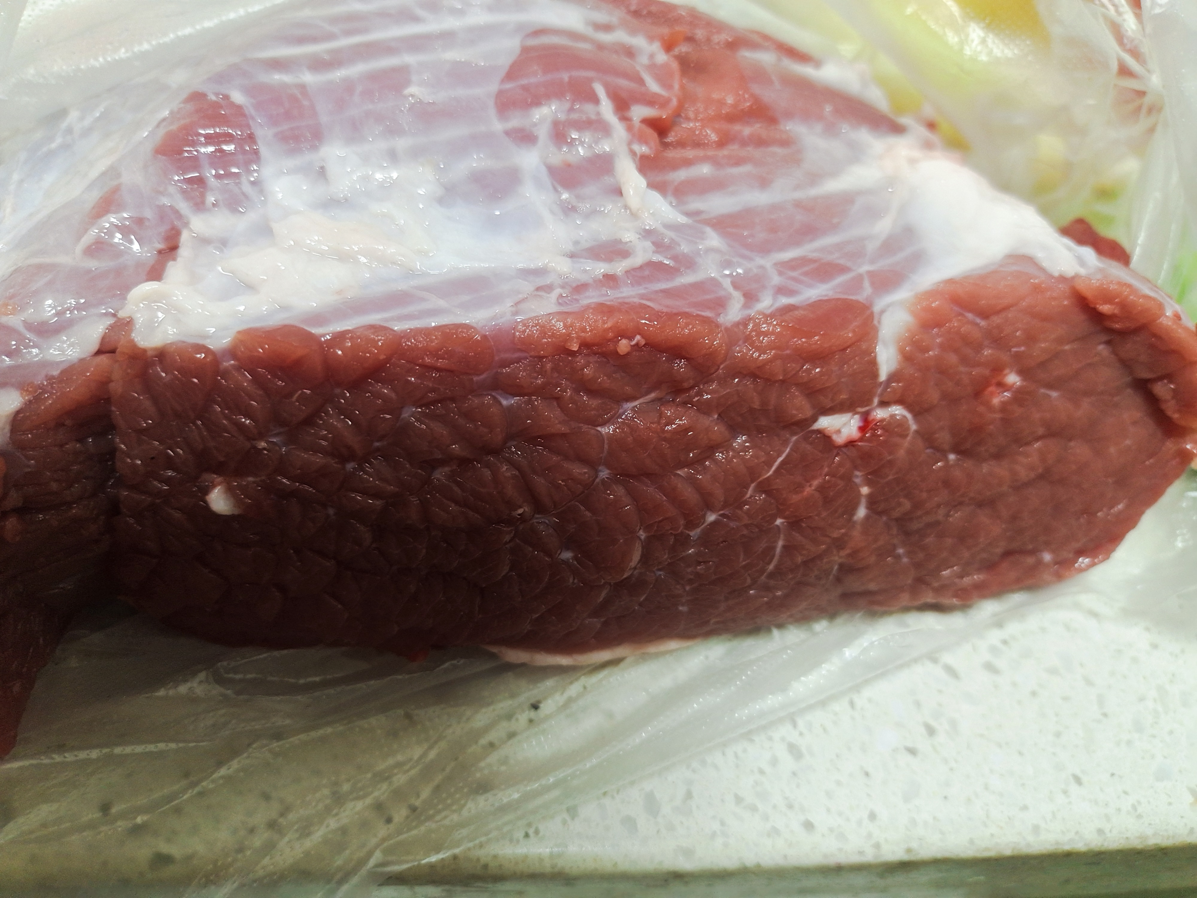 大早老妈让我去买两斤牛腩肉，我起来跑到菜市场对老板说给我来二斤牛腩肉，结果买回来