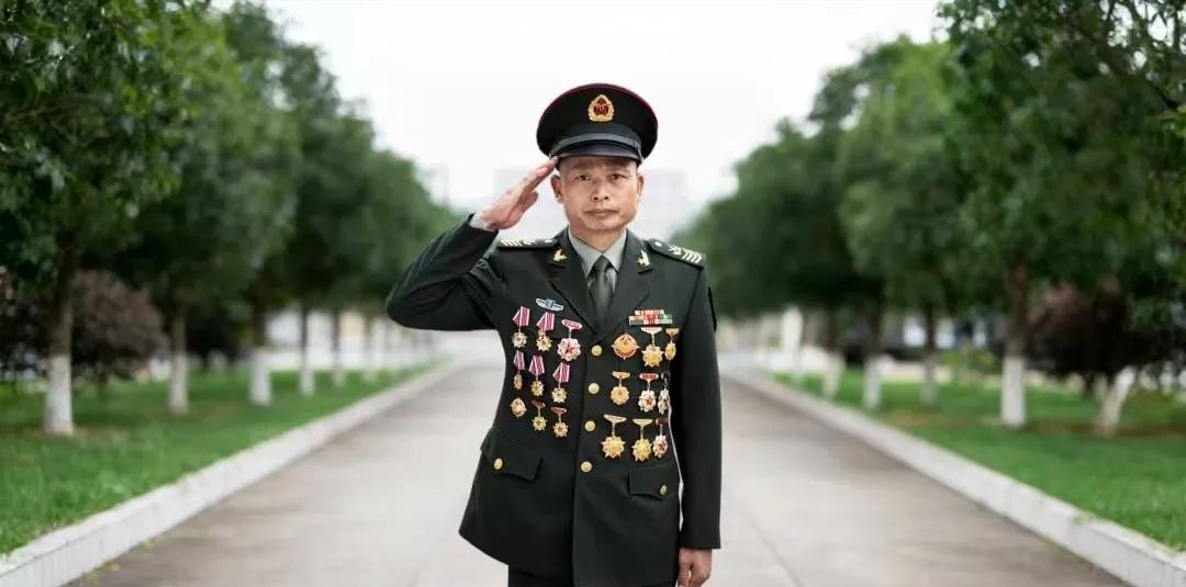 高玉华，是战略支援部队某部的一级军士长。当兵 37 年，他荣立 2 次二等功、7