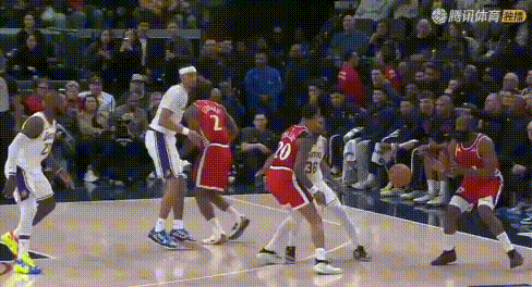 你也詹姆斯？哈登连续3分颜射詹姆斯、东契奇！
快船首球就是哈登颜射詹姆斯（图1）