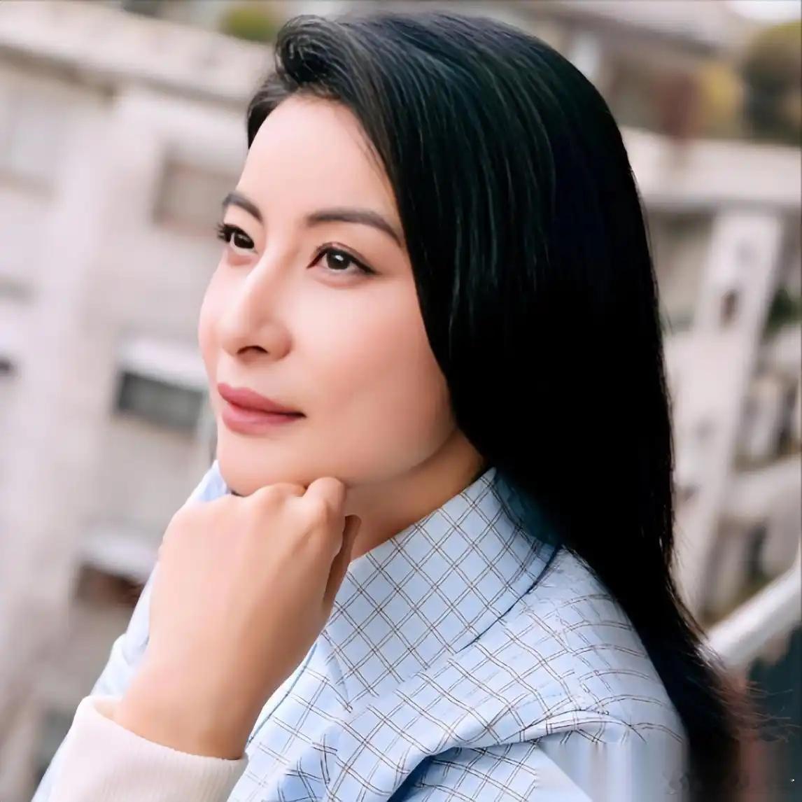 旺夫脸的女人面相都有这些特征🌟面部长而宽阔，五官比例超协调，眼睛、鼻子、嘴巴相