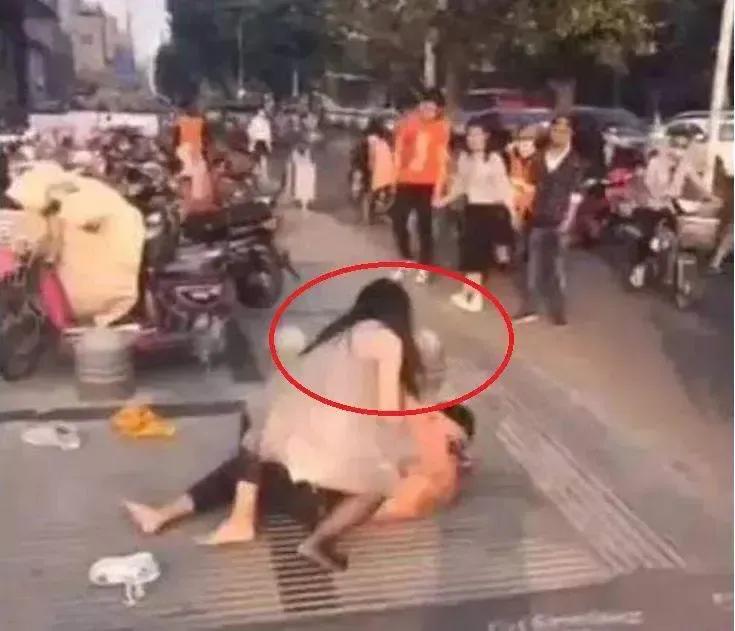 终于有一个原配，是管教自己丈夫，而不是去惩治小三了！女子发现自己丈夫出轨，非但没