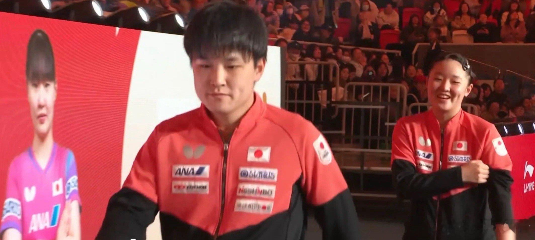 张本智和成都赛场情绪爆发！赢球后挑衅手势引全场狂嘘成都混团世界杯这波争议拉满！张