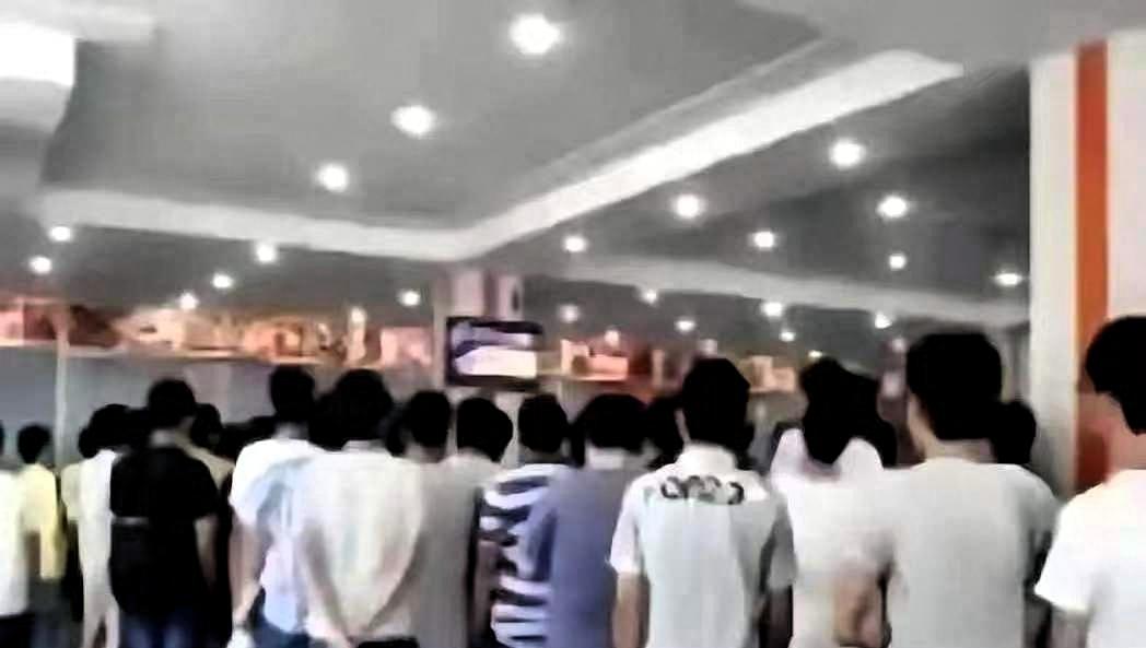 上周三，南京某高校四食堂。一个排了整整七分钟队的中国男生，看着突然强行挤进队伍前