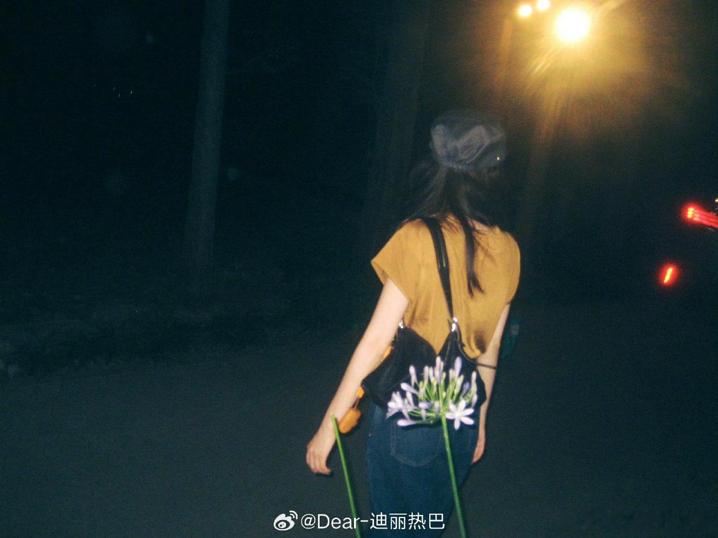 迪丽热巴吃了奶皮子月饼 迪丽热巴月饼吃的奶皮子馅 迪丽热巴月饼吃的奶皮子馅 迪丽