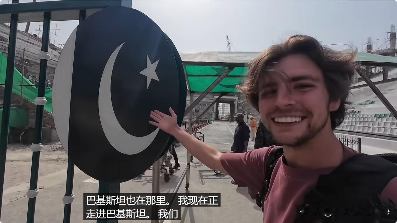 英国小哥在网络上疯狂吐槽印度：
远离印度，千万不要去那里，千万不要，千万不要..