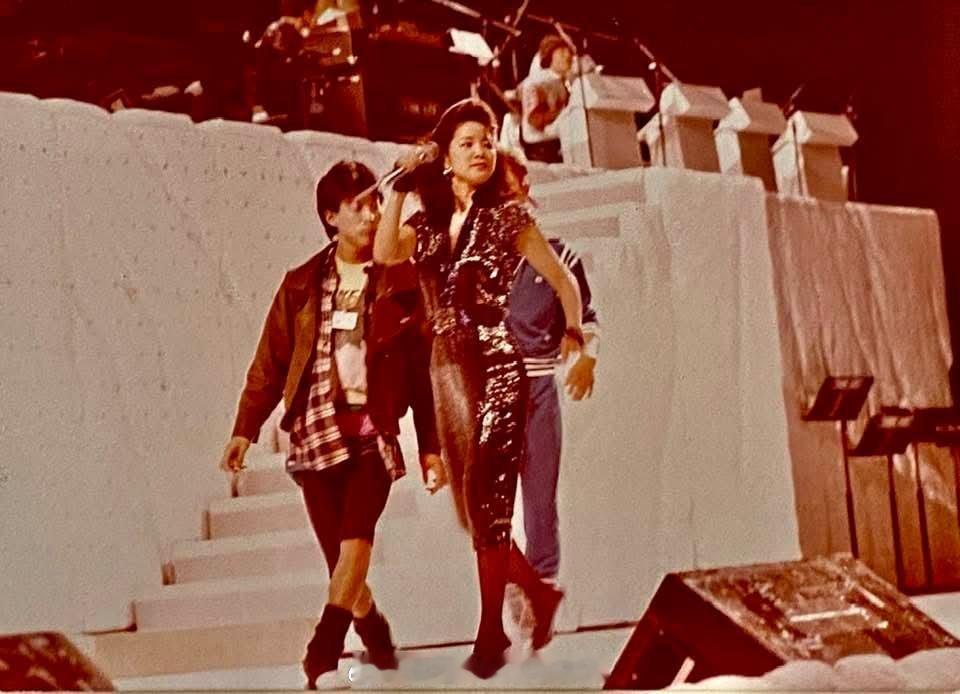1983年，红磡演唱会彩排。（FB）邓丽君