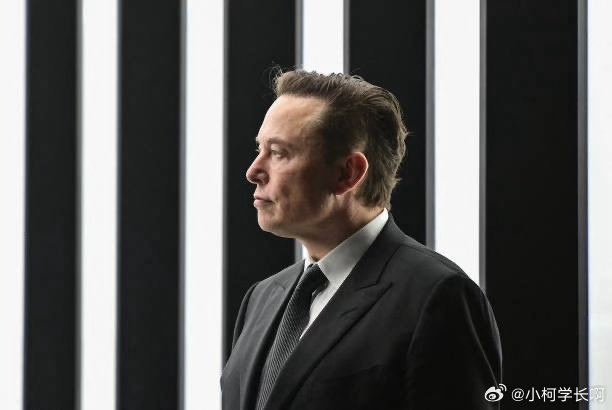 拆解马斯克薪酬和其他科技巨头核心差异，能看清两种激励逻辑。库克每年固定底薪+年度