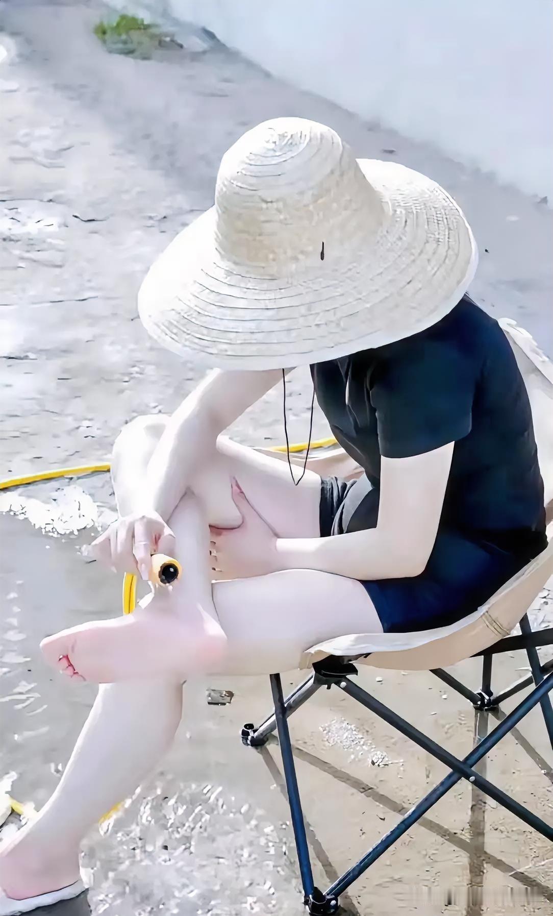 盛夏河滩旁这一幕刚发上网，全在问“真有白到发光的皮肤吗”。坐在折叠椅上的人露出的