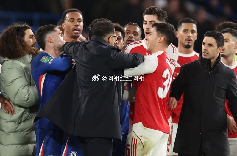 罗森尼尔在执教切尔西的首场主场比赛中，球队2-3不敌阿森纳，而终场哨响后，他还卷