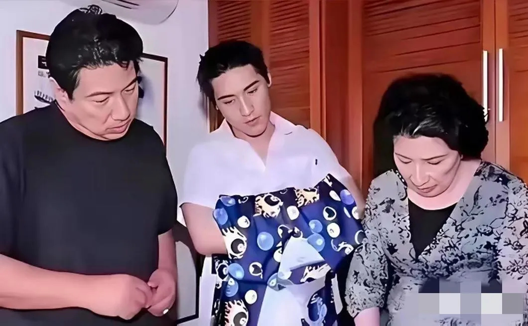 张灵甫的遗孀，晚年的王玉龄在上海的家中翻看旧照时的一幕，站在她身旁的儿子张道宇以