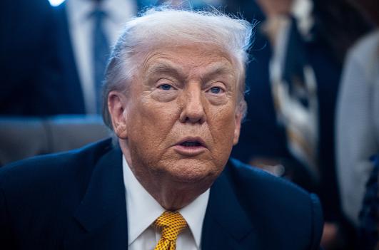 特朗普面对这39万亿的美债想出一个好办法，钱自己是还不上了，但是自己可以把这个债