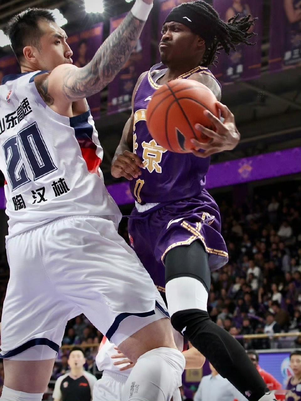 山东男篮中锋陶汉林因伤，明天可能缺阵对阵四川男篮一场比赛，因为全运会时候老伤加重