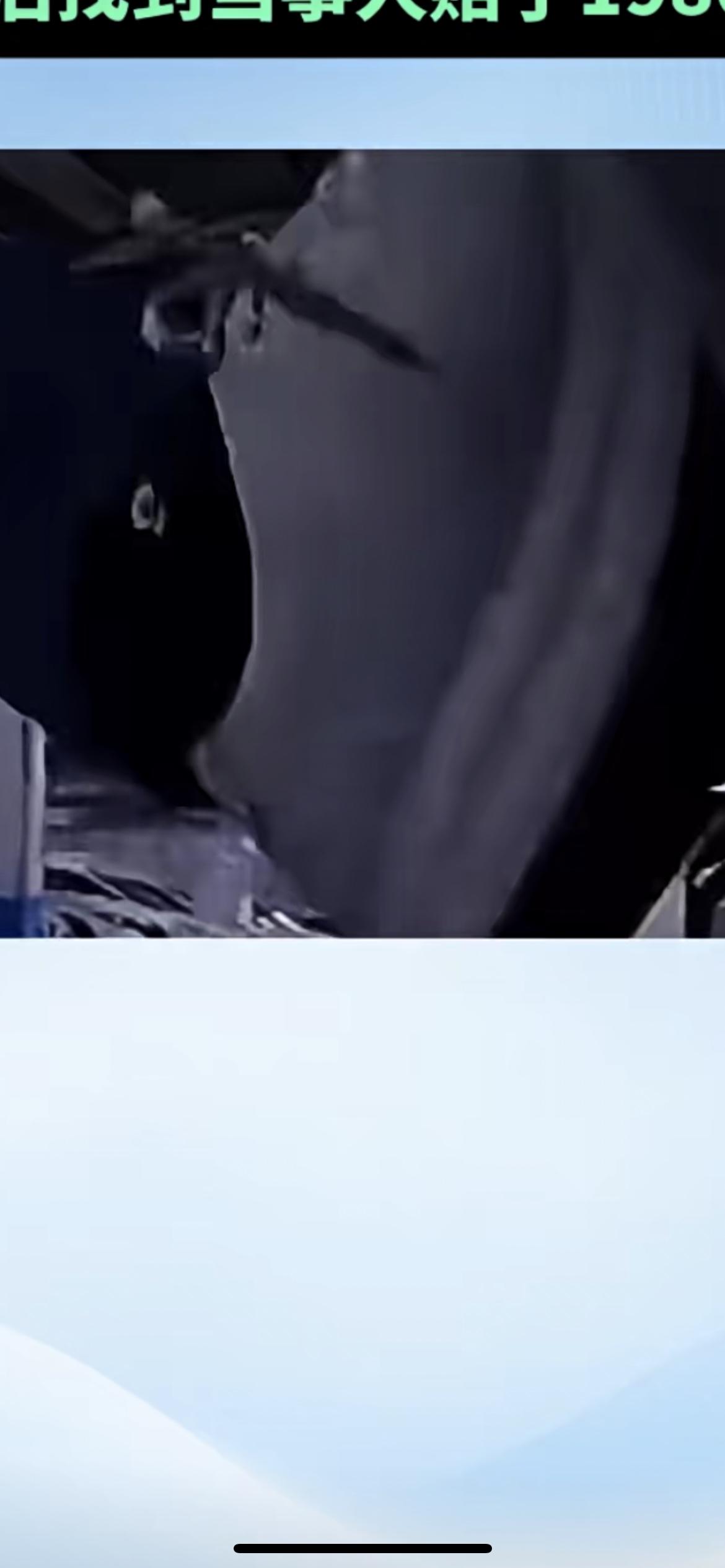 11月24日广东，车停车位上，男子莫名其妙一脚踹在车上， 幸好司机开了哨兵模式拍