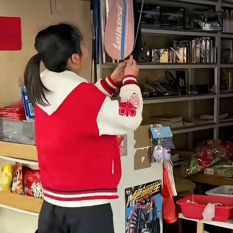 江西九江校门口，有个特别场景：放学铃响，六年级女孩小语冲进文具店，甩下一句“妈，