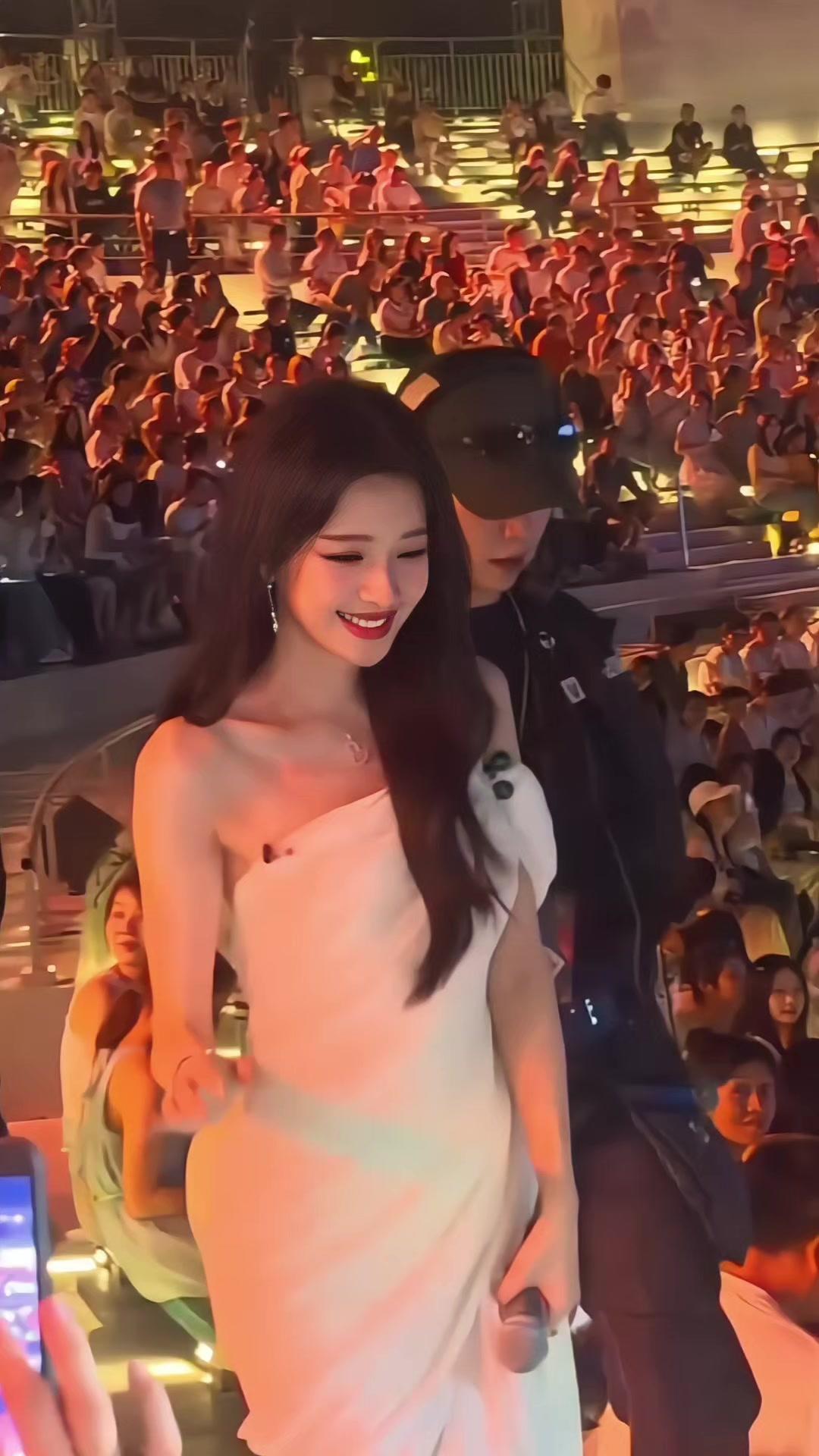 孙怡现身无锡拈花湾，一袭白色长裙宛如仙子。裙身轻盈设计，搭配简约配饰，在光影交错