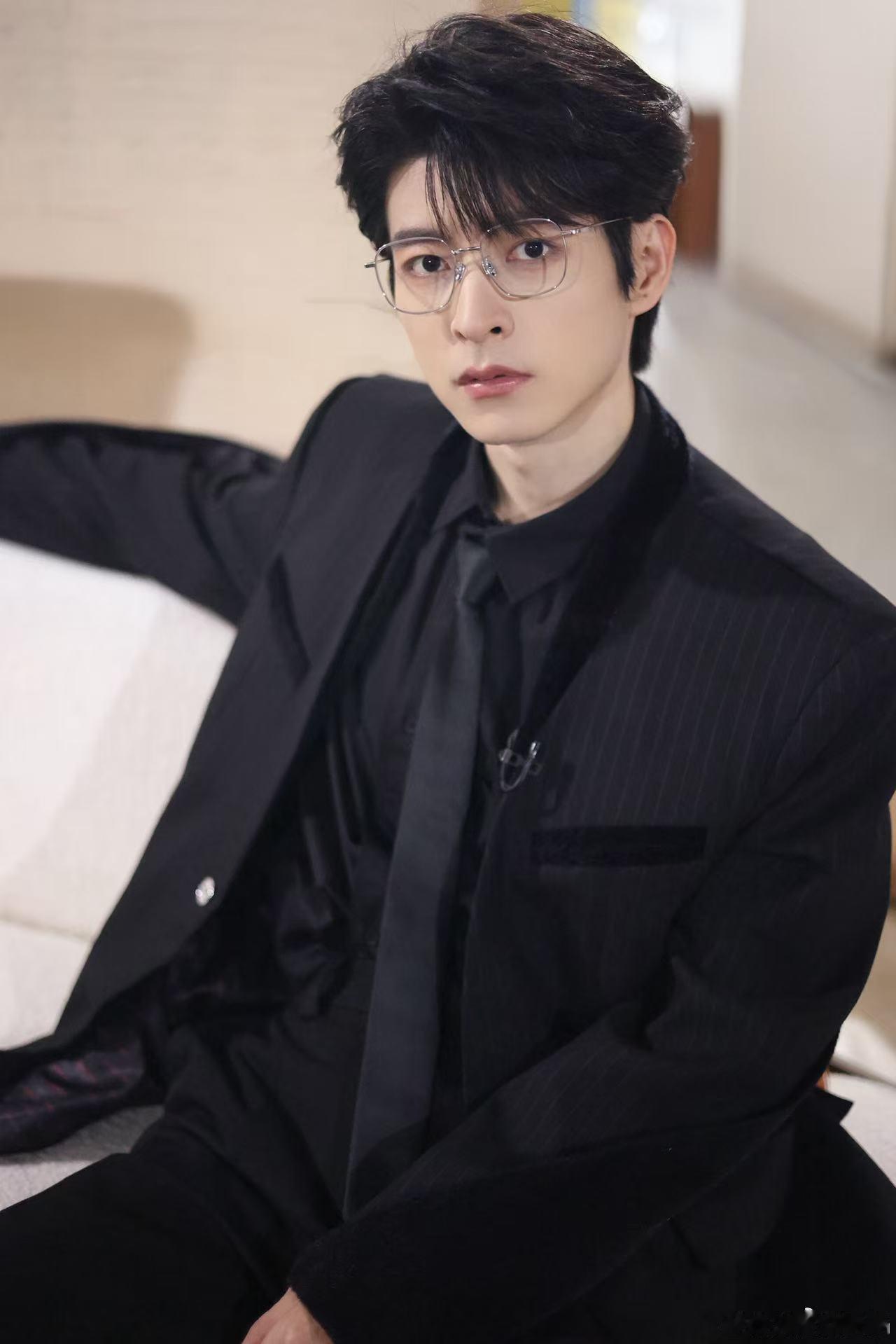 文韬不露指纹比耶法初入职场金融季 被羽童当场戳穿小动作，文韬这波特殊比耶方式太有