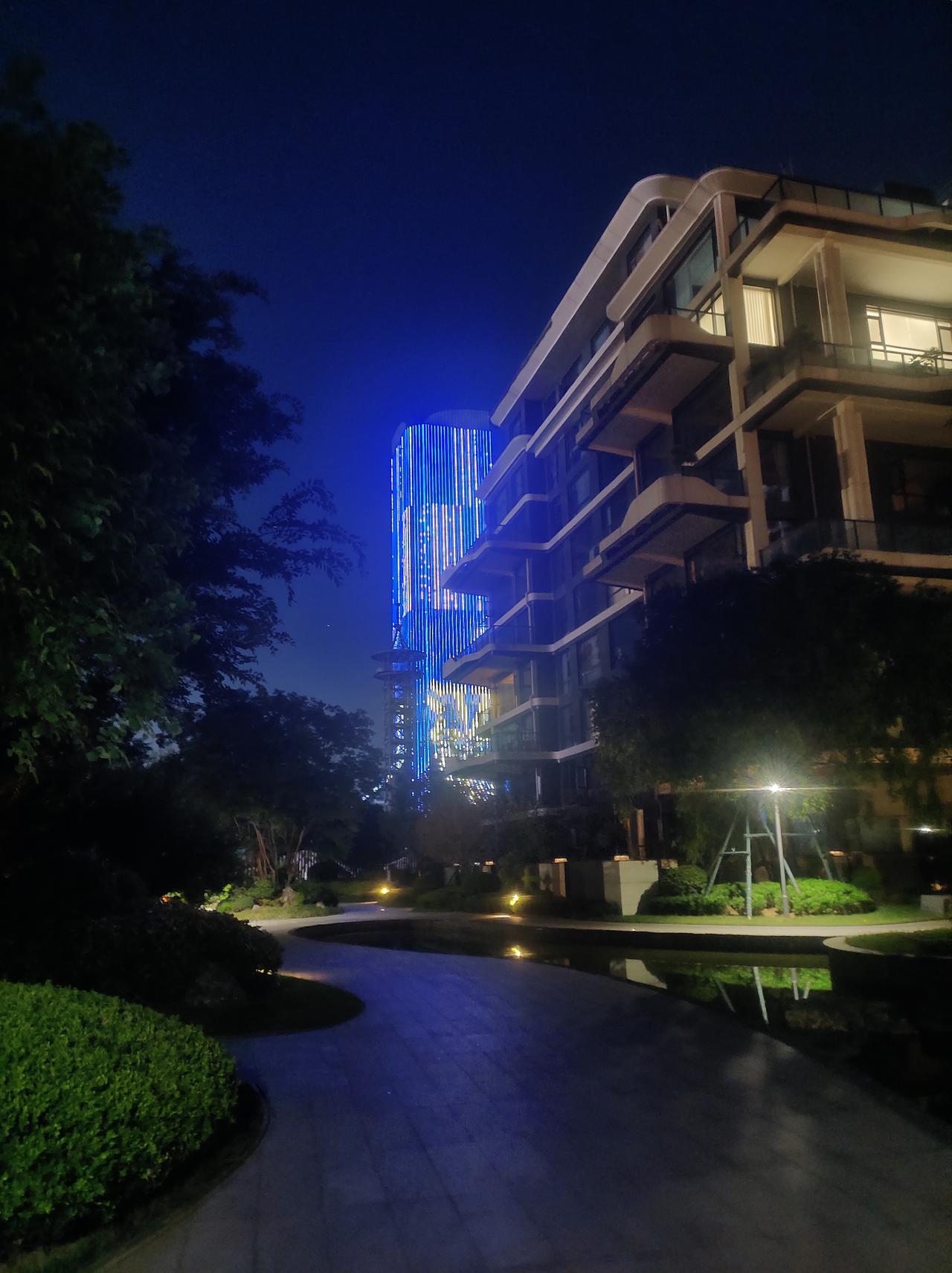 夜晚的小区风光，灯火辉煌的高楼与静谧的庭院相映成趣。🌃🌙