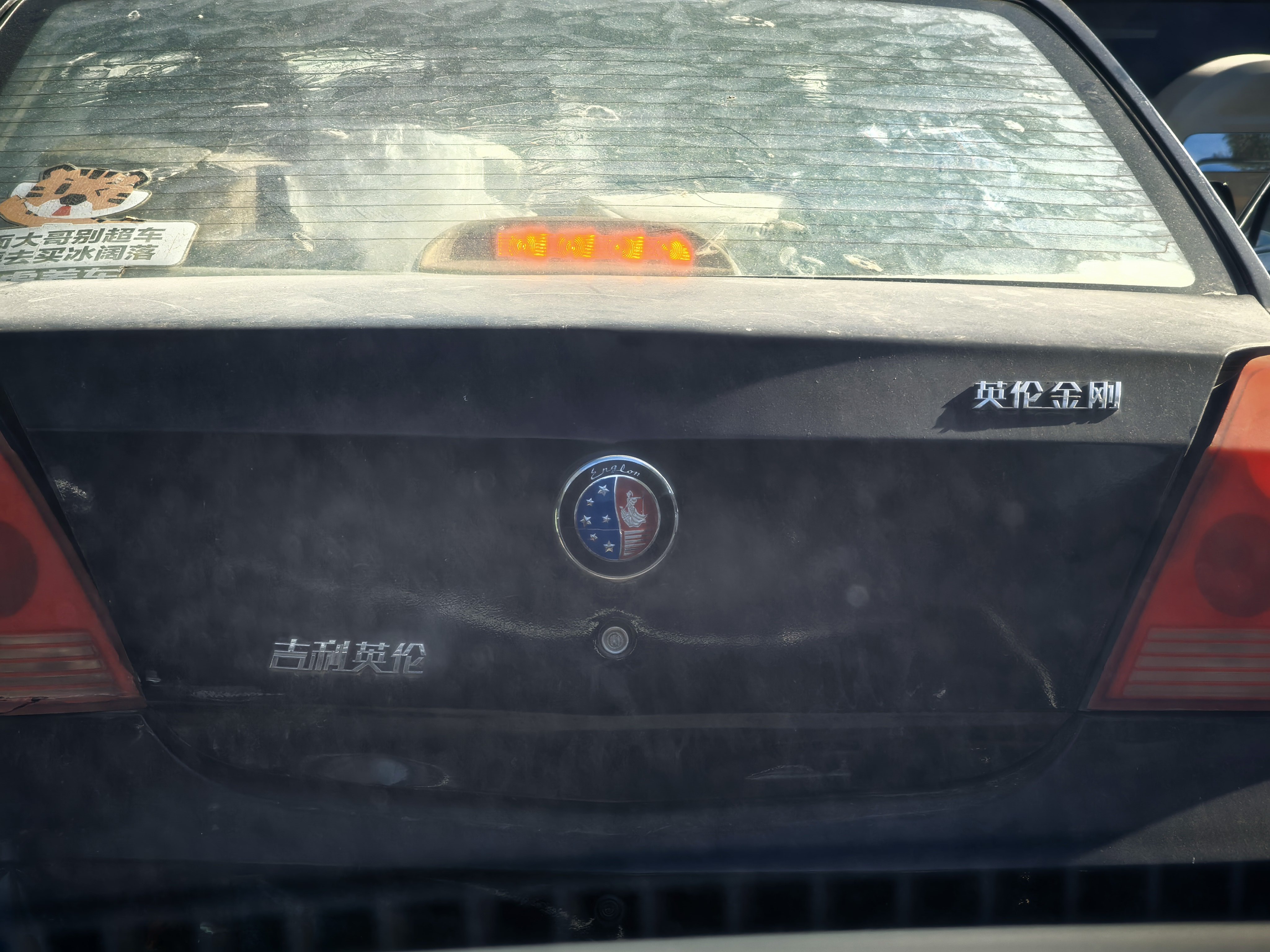偶遇一辆吉利英伦金刚，这车有点历史了。很多年前，自主品牌喜欢搞多品牌，吉利就搞了