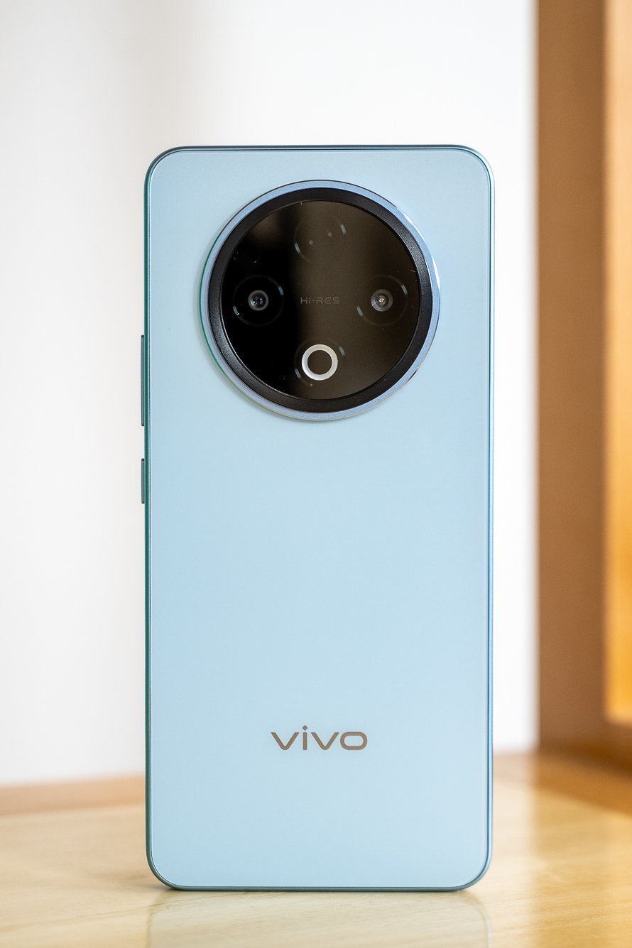 vivo Y500，这款手机有几个关键词：8300mAh电池、90W快充、IP6