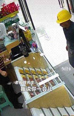 “不发财都难！”重庆一农民工大哥来到一超市转了一圈后，什么也没买就走了，谁知，次