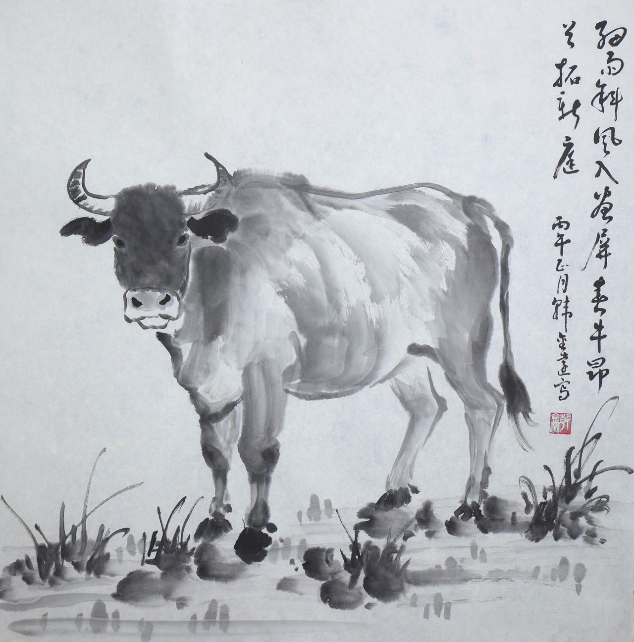 观韩金远先生所作春牛图，兼工带写，形神兼备。
牛身墨色层次分明，肌理蓬松厚重；昂