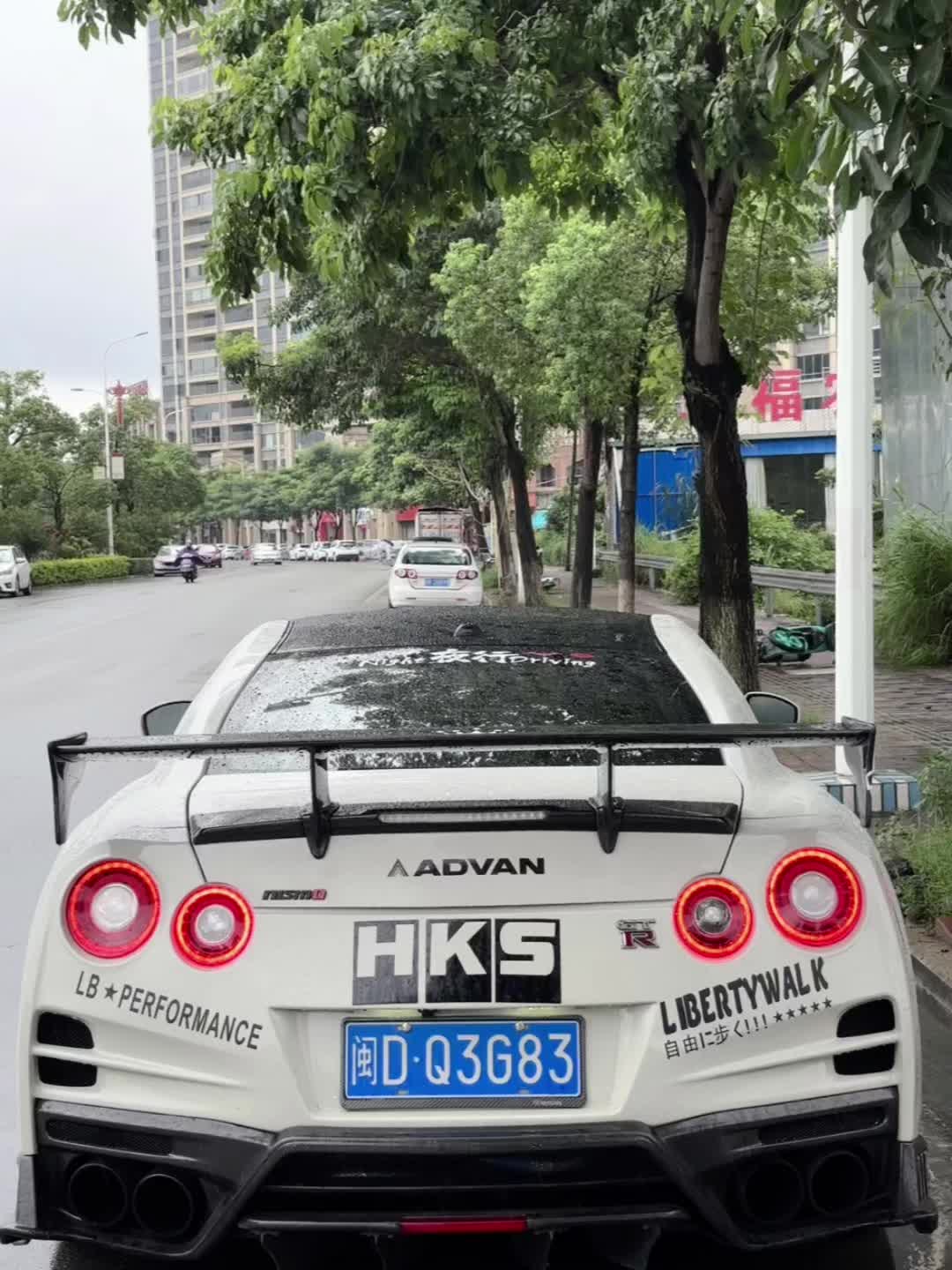 路边遇到GTR 忍不住拍照片 路过女的说:不就是辆花里胡哨的日产 还没...