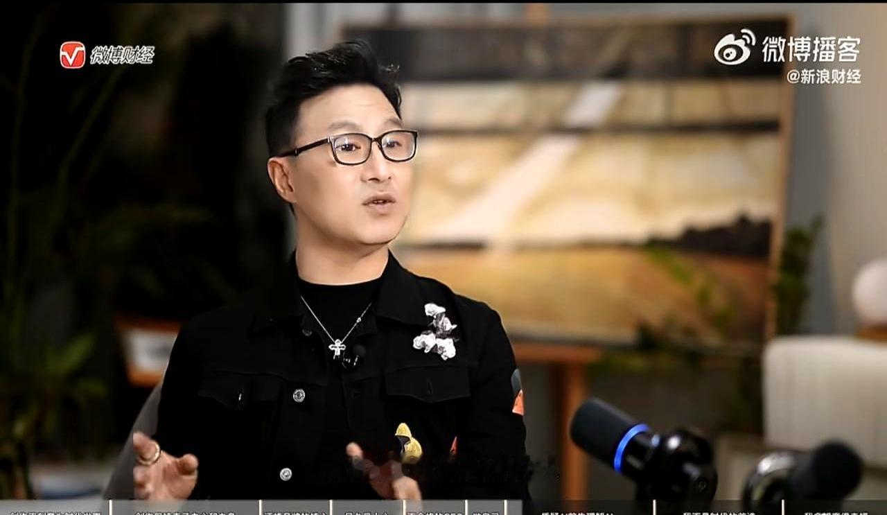 汪峰在《此处无声》聊AI那段，听着有点扎心。
说自己企业原来1100人，AI一上
