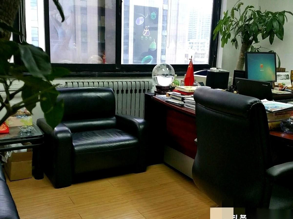 凌晨三点，还没睡。
不是失眠，是身体里住了个38年的老伙计，一到跨年夜，就非要拉