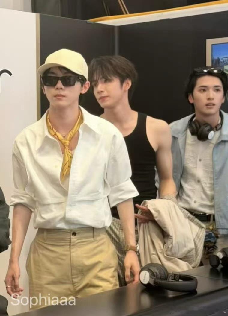 一想到此骚男会像小狗一样在他姐姐颈窝间蹭蹭撒娇说哥哥我的头很重嘛！我这心里真巴适