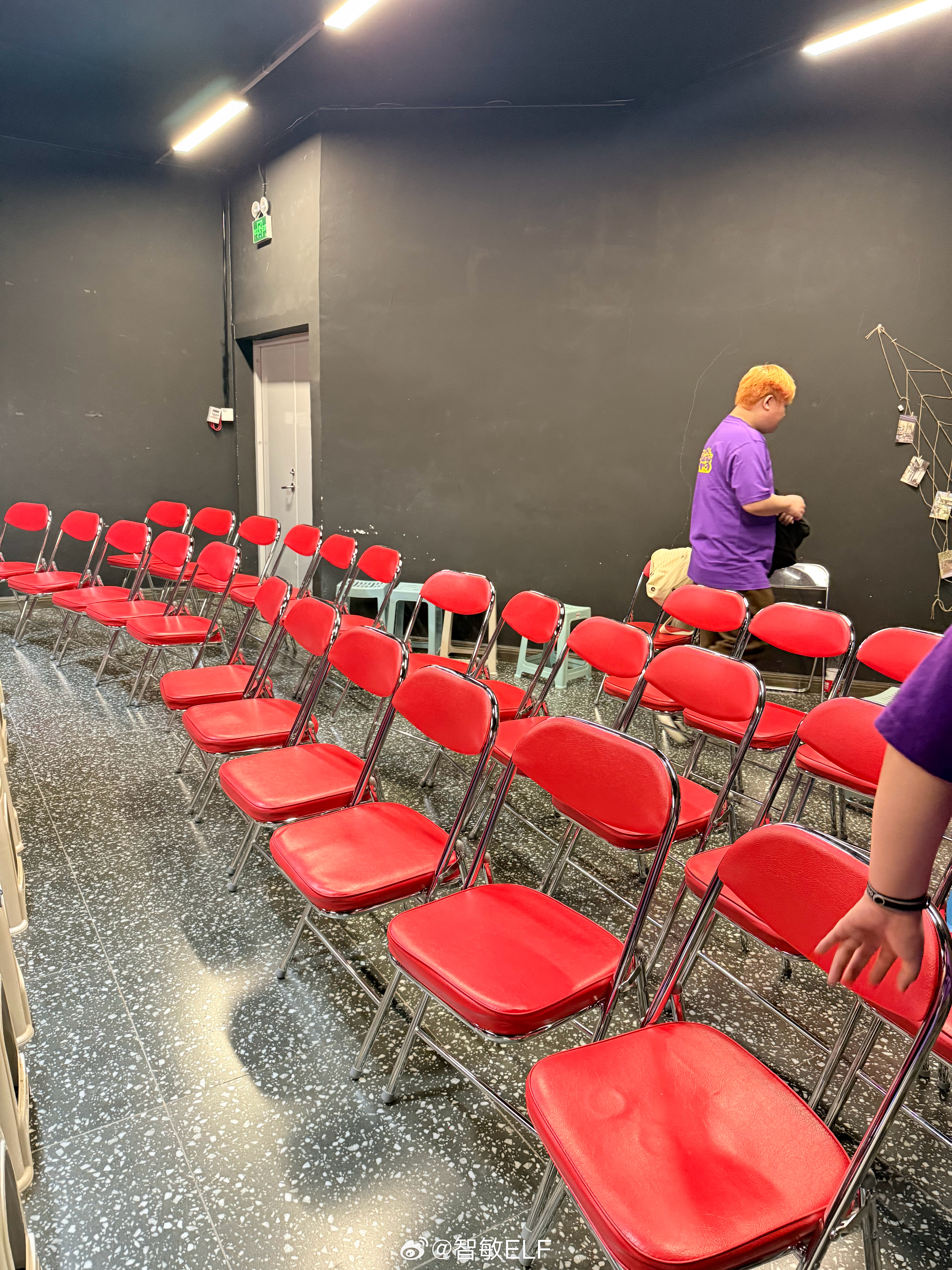 场务已经开始布置小剧场啦不知道今天的观众好不好带