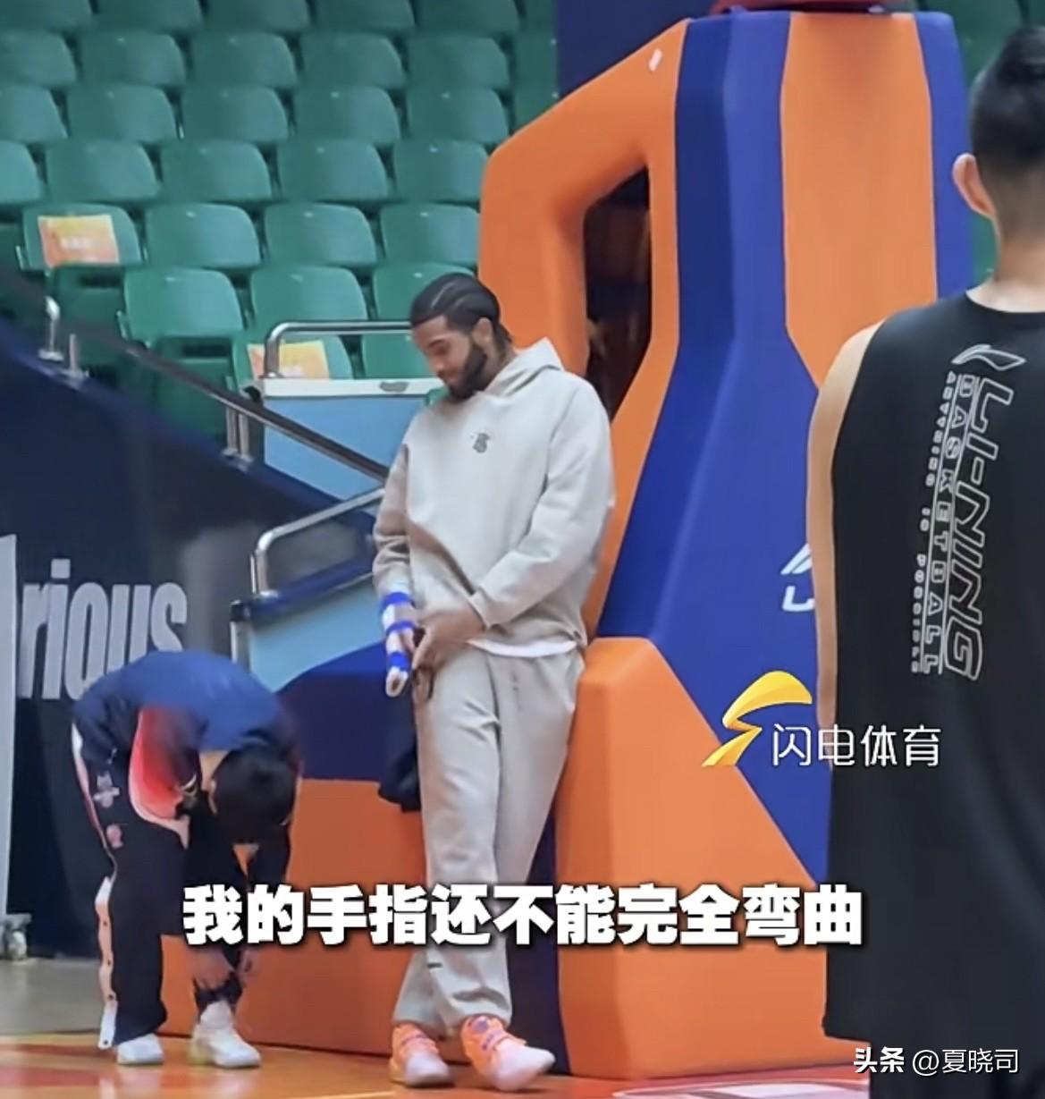 山东男篮大外援克里斯最新伤情，还需要两三周康复，目前还不能完全弯曲，是中指关节骨