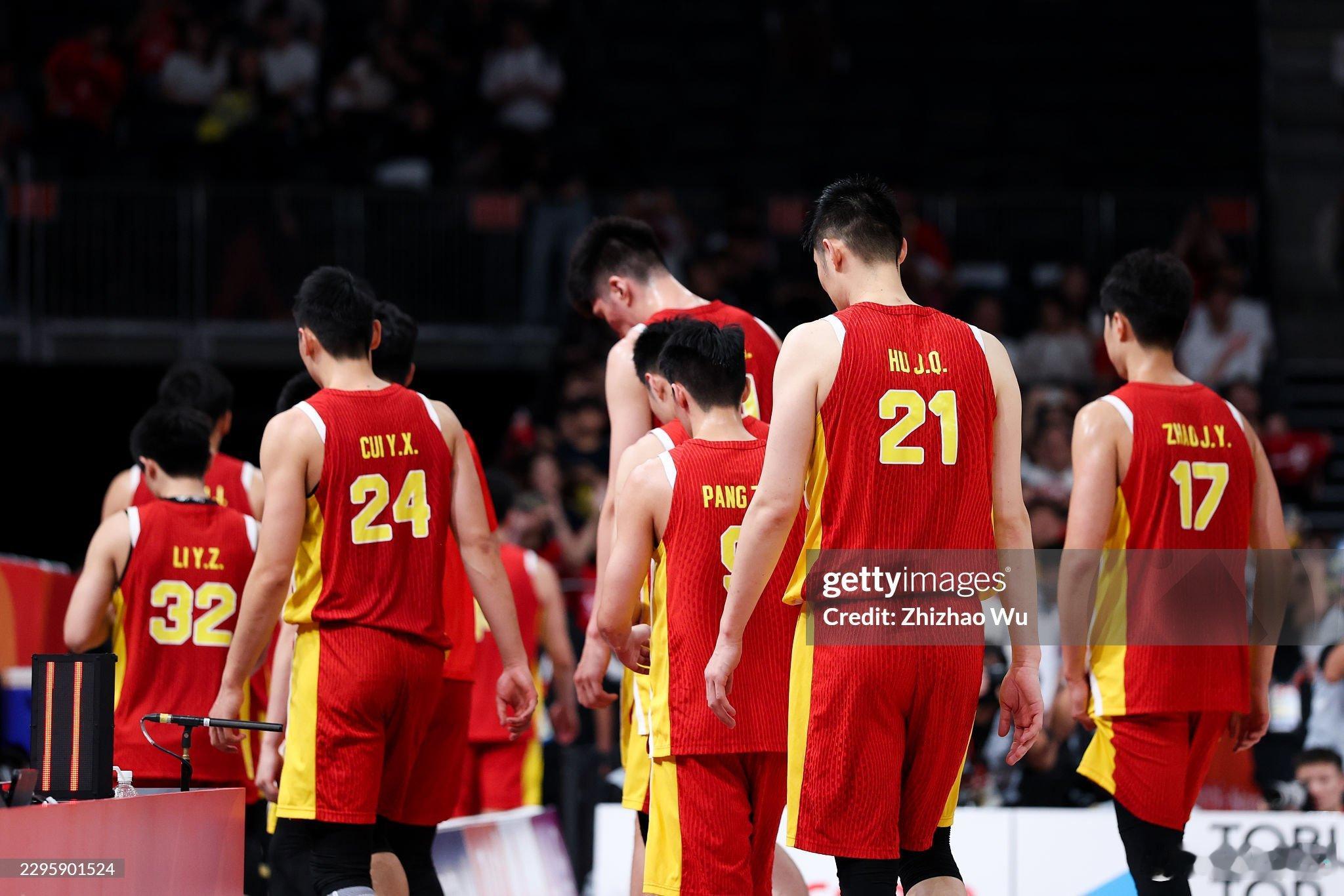 中国男篮队长胡明轩赛后发声其实教练没错，队员也没错，一切责任都在球迷。大周末浪费