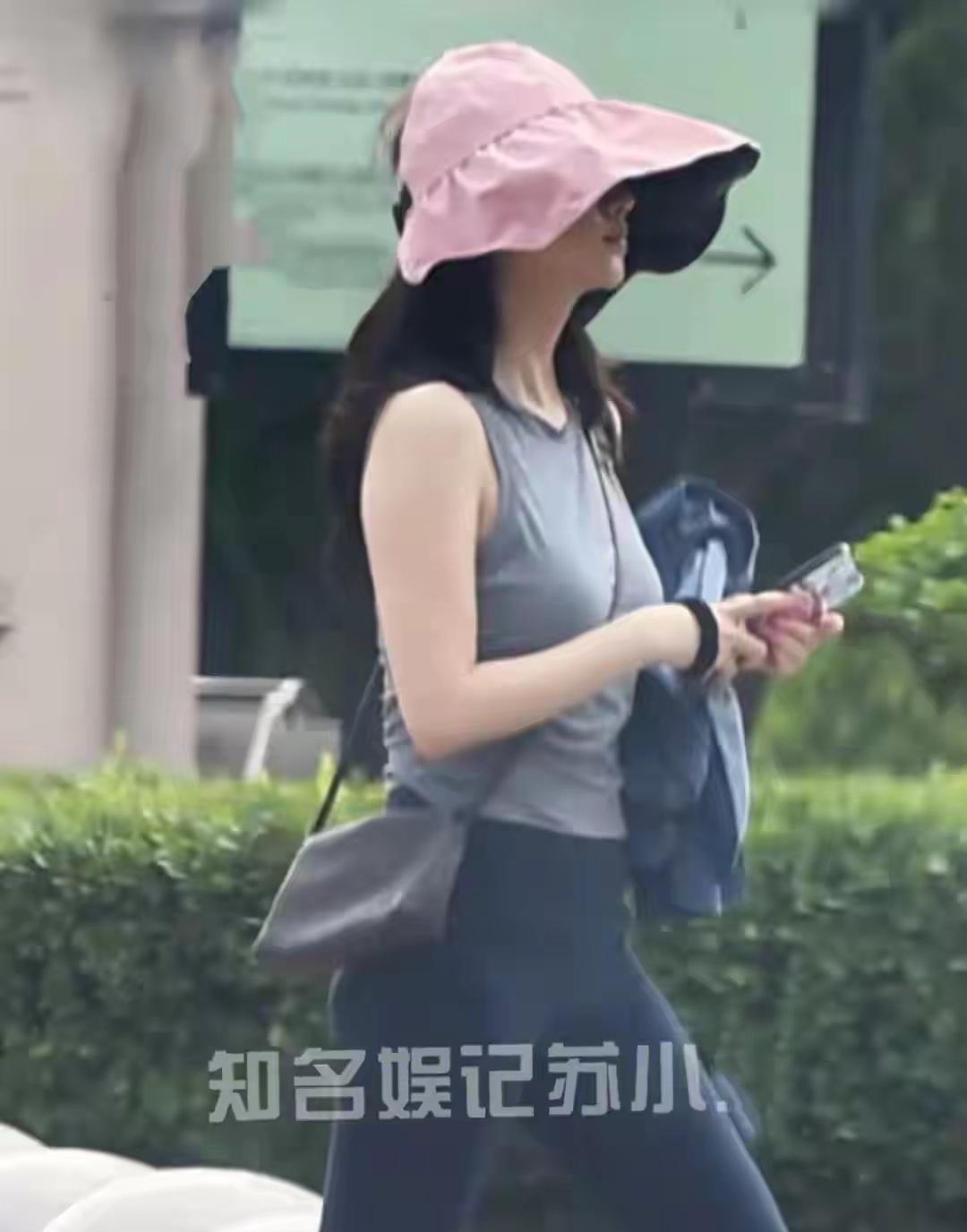 景甜健身被偶遇！吊带搭紧身裤腰臀比绝了 这腰臀比谁看了不羡慕？ ​​​