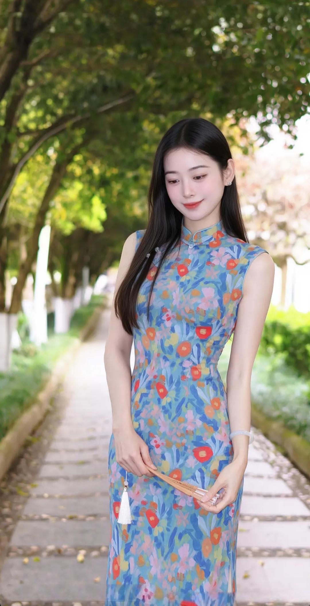 优雅旗袍，漫步林荫道，感受自然之美