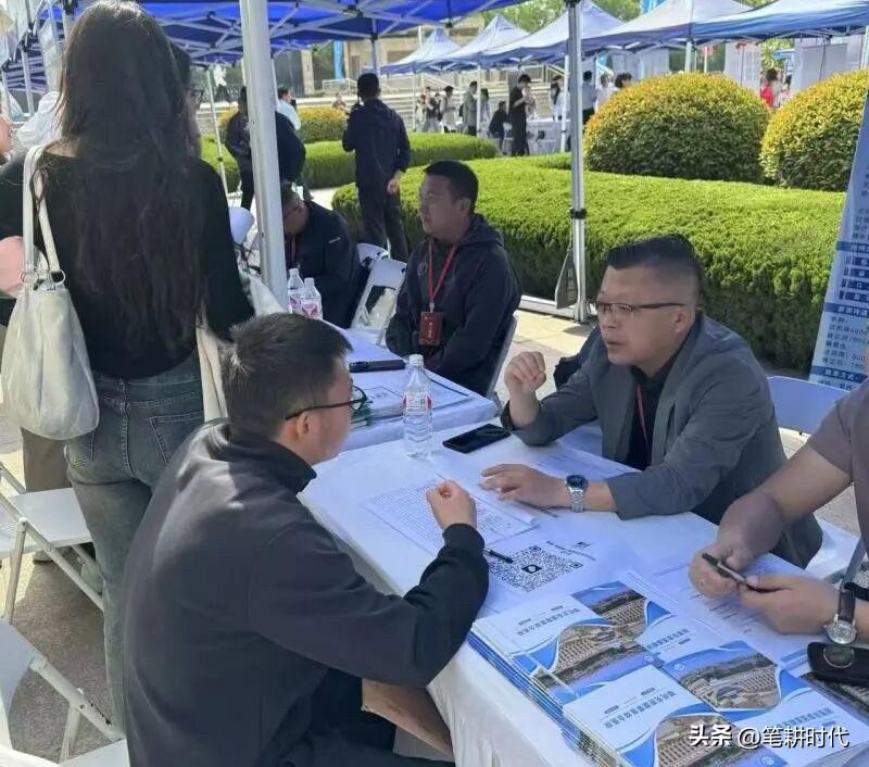 学医儿子读研三，国庆回家跟他聊起要不要读博，他认为以后找工作越来越难，开口说的一