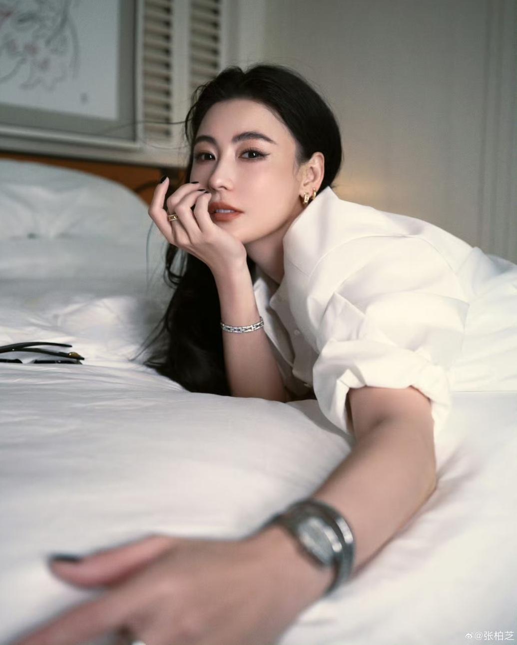 张柏芝和佘诗曼
同样是香港女星同样是女神
最近又同样在穿白衬衫
你们觉得谁穿白衬