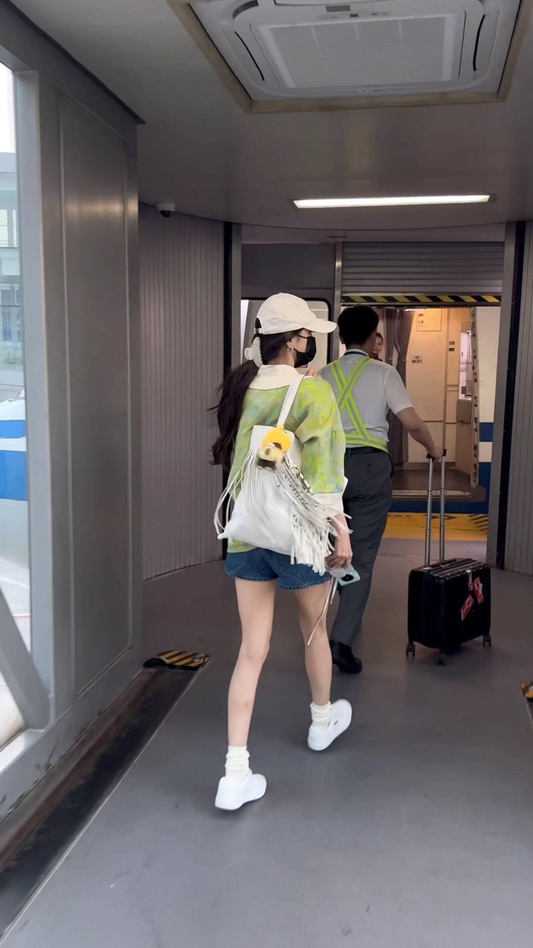 这个蹦蹦跳跳的活力崽是给labubu穿蜜蜂娃衣的那天啊带着我们蜜蜂甩甩甩[污][