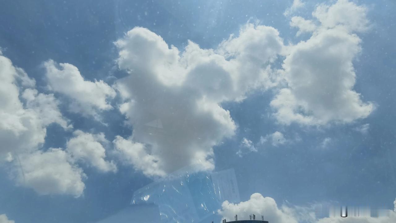 身处小城，前些年，极少听说有让孩子出国读书的，最近这些年出国读书的多些，但很多都