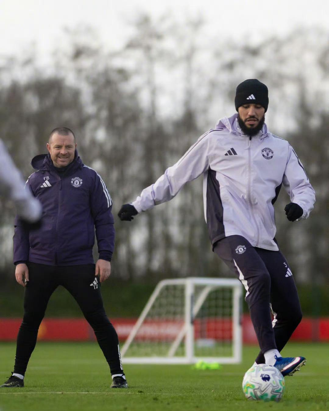 在上场比赛第85分钟因感到不适被换下的马兹拉维并无大碍，正常进行了赛前训练！曼联