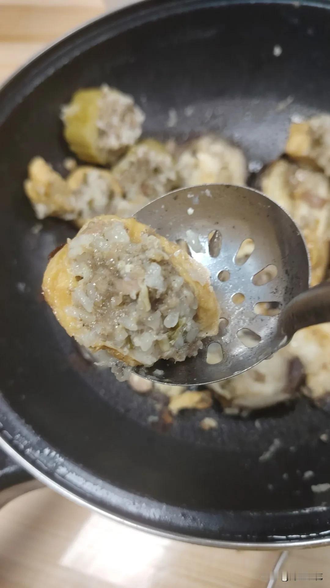 在广东人的世界里，万物皆可酿。
广东人可以说是一个美食家，不管是天上飞的还是地上
