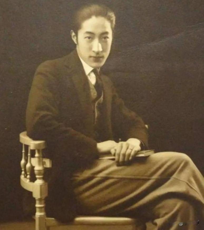 [微笑]1962年，一位身体佝偻的老人从监狱中出来，妻女看到他后顿时流下眼泪，赶